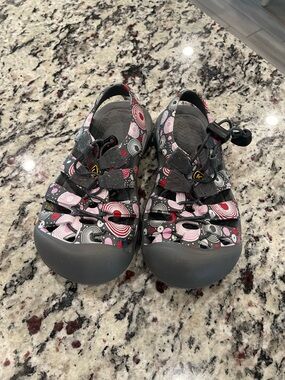 Keen Kids Closed-Toe Sandals in Pink, Gray & Black